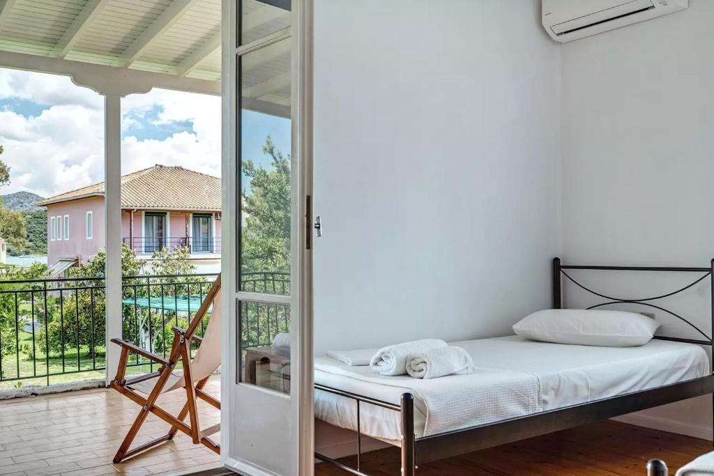Posteľ alebo postele v izbe v ubytovaní Woodpecker House Lefkada