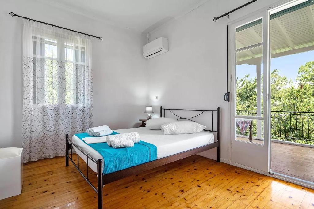 Posteľ alebo postele v izbe v ubytovaní Woodpecker House Lefkada