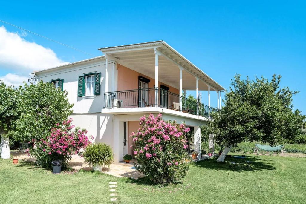 Vonkajšia záhrada v ubytovaní Woodpecker House Lefkada