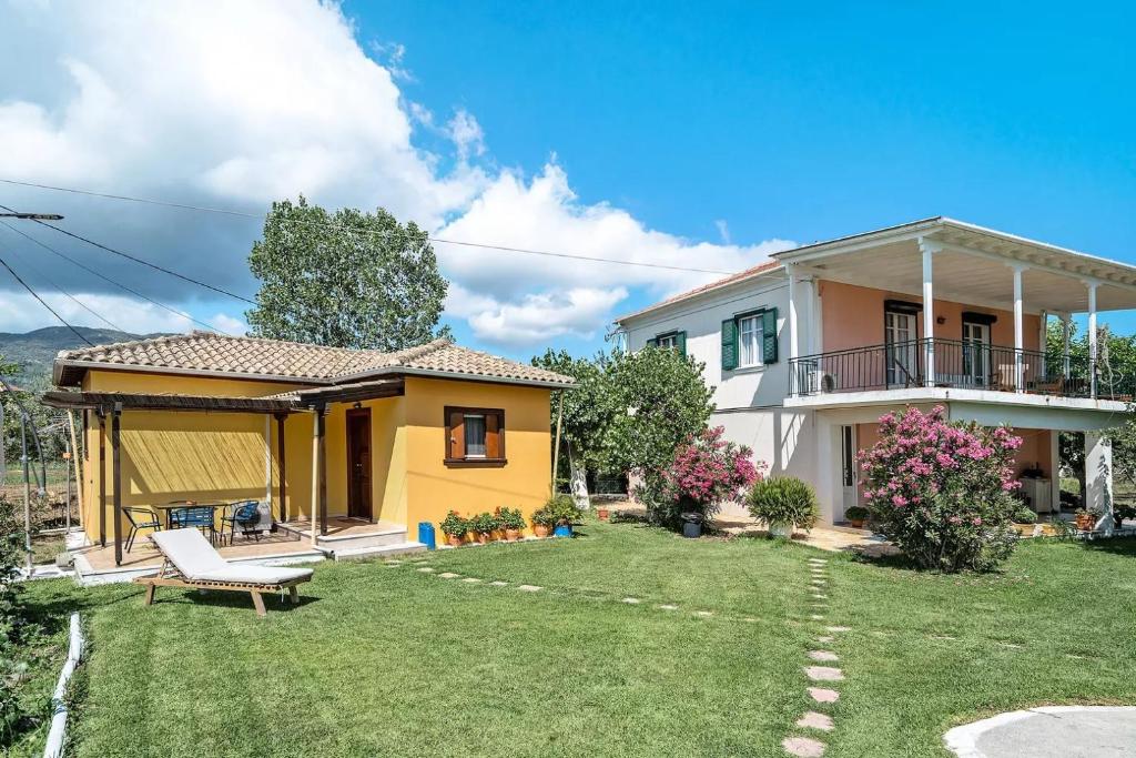 Vonkajšia záhrada v ubytovaní Woodpecker House Lefkada
