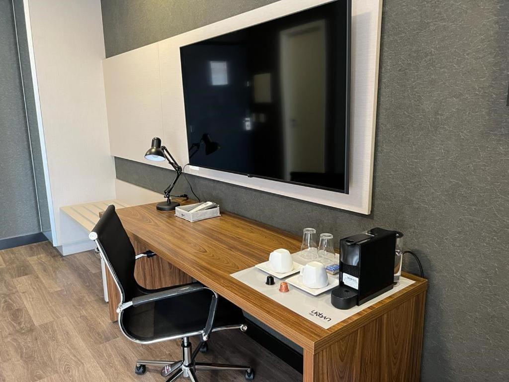 TV a/nebo společenská místnost v ubytování URBAN by UNU Osasco Hotel