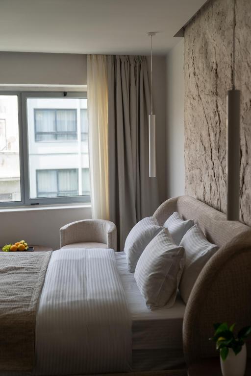 Postel nebo postele na pokoji v ubytování Athens Design Suites