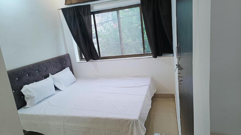 ジャバルプルにあるHotel 100 Meterの窓付きの客室の小さなベッド1台分です。