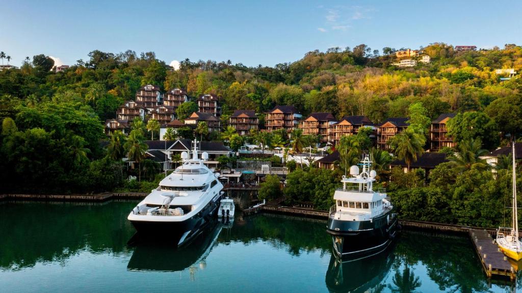 dos barcos están atracados en el agua en un complejo en Zoetry Marigot Bay - All Inclusive, en Bahía Marigot