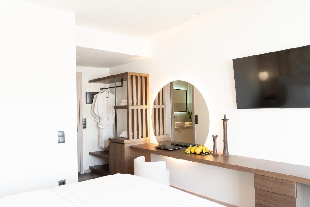 TV a/nebo společenská místnost v ubytování Athens Design Suites