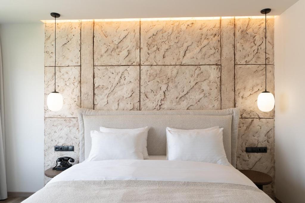 Postel nebo postele na pokoji v ubytování Athens Design Suites