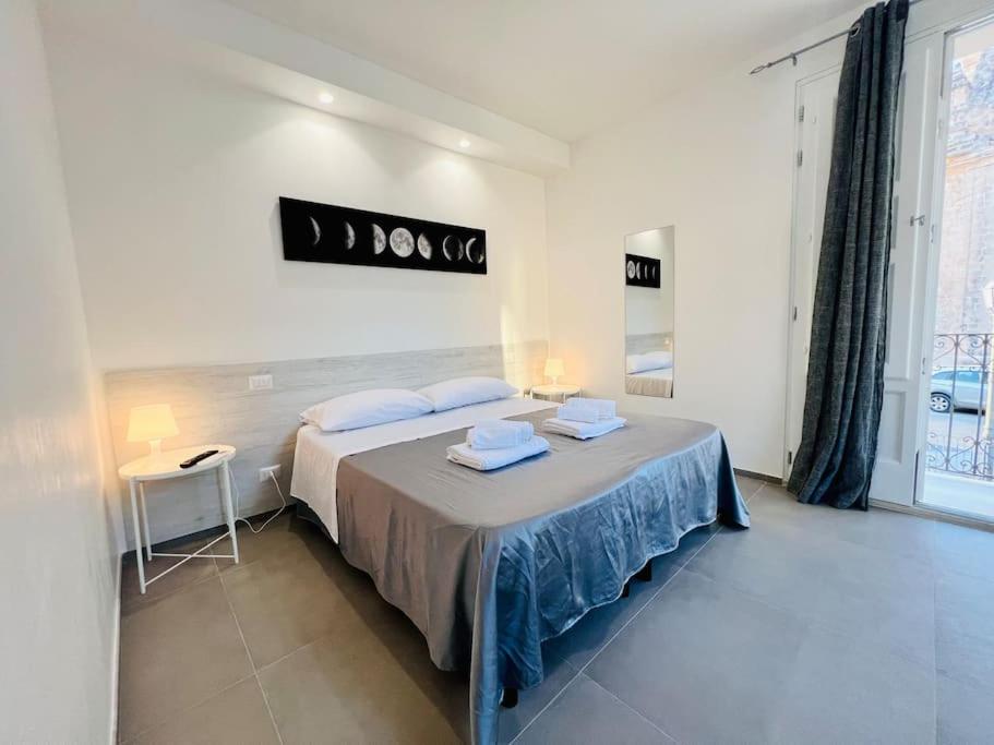 ein Schlafzimmer mit einem Bett mit zwei Handtüchern darauf in der Unterkunft Re barocco Centro storico Scicli a 5 min dal mare in Scicli