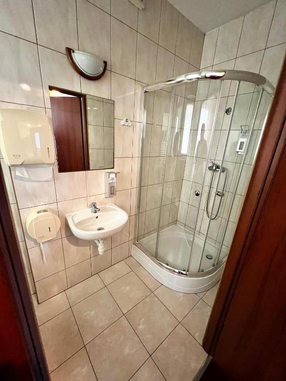 Koupelna v ubytování Zajazd Skorpion B&B