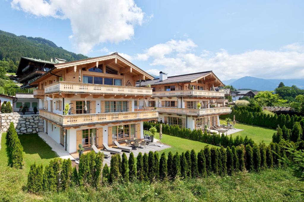una casa en las montañas con un patio en Tennerhof Luxury Chalets, en Kitzbühel