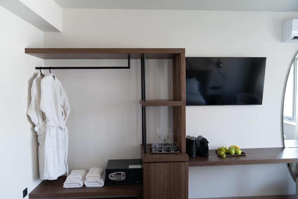 TV a/nebo společenská místnost v ubytování Athens Design Suites