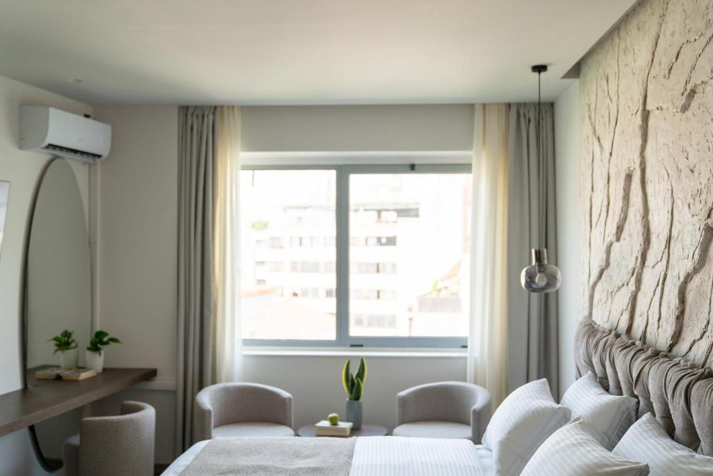 Postel nebo postele na pokoji v ubytování Athens Design Suites