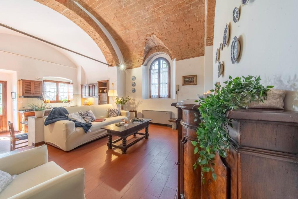uma sala de estar com um sofá e uma mesa em Charming Florentine Hideout em Florença