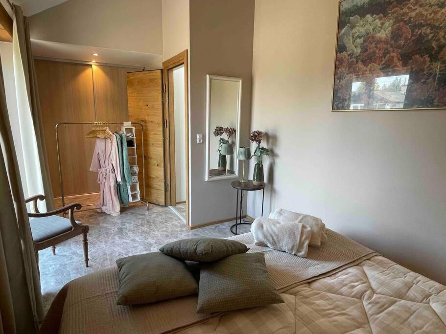 Postel nebo postele na pokoji v ubytování Luksus hus i 1st række, all-incl top komfort med SPA og skov