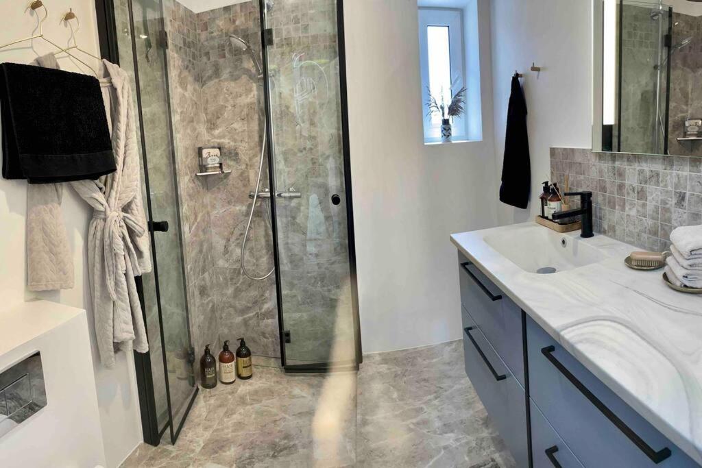 Koupelna v ubytování Luksus hus i 1st række, all-incl top komfort med SPA og skov
