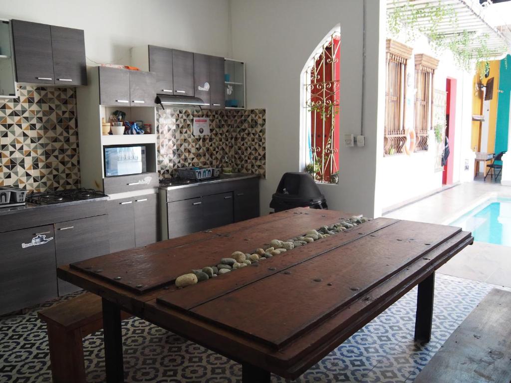 Kuchyň nebo kuchyňský kout v ubytování Baboon Hostel