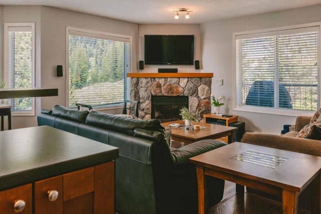 Μια τηλεόραση ή/και κέντρο ψυχαγωγίας στο Trailblazers Retreat 3 Bed with Family Games Room