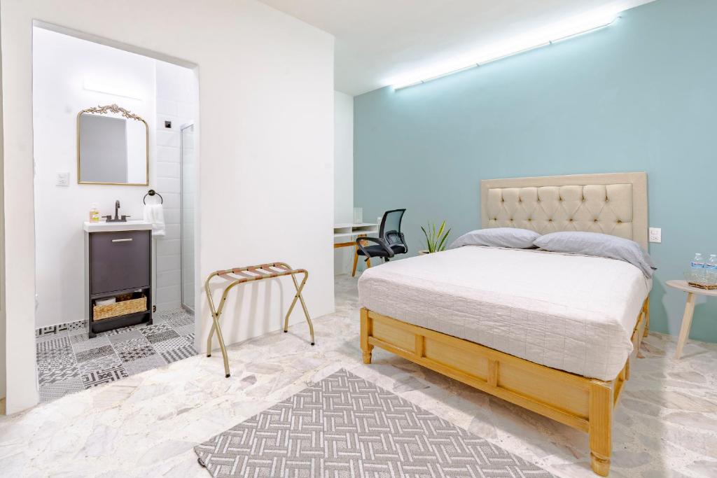 sypialnia z łóżkiem i kominkiem w obiekcie Casa Marina: Habitación Monterrey w mieście Acámbaro