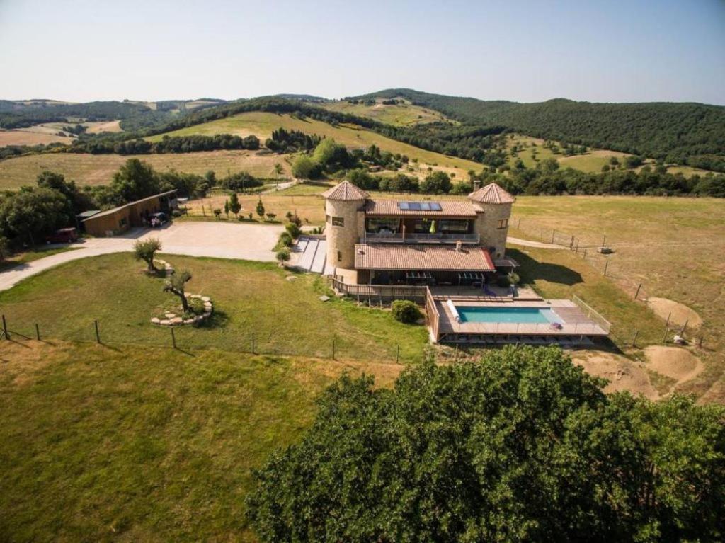 une vue aérienne sur une grande maison dans un champ dans l'établissement Gîte Pyrénées 6 personnes avec piscine, à Villarzel-du-Razès