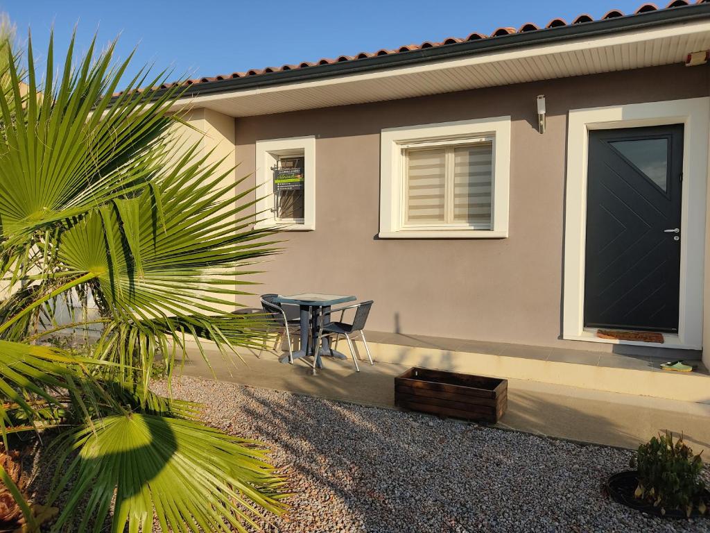 une table et des chaises assises à l'extérieur d'une maison dans l'établissement Almendra34480, à Magalas