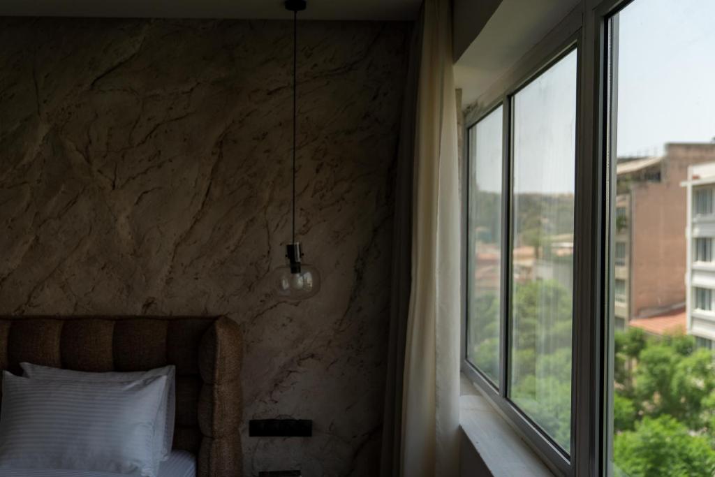 Postel nebo postele na pokoji v ubytování Athens Design Suites