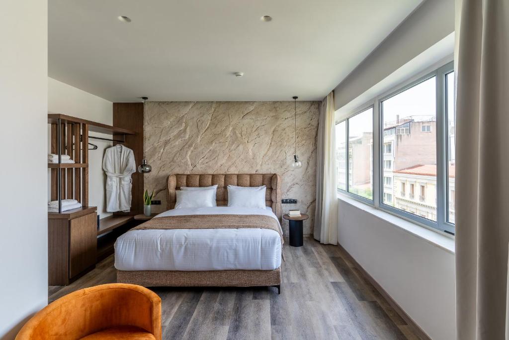 Postel nebo postele na pokoji v ubytování Athens Design Suites
