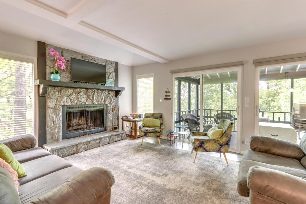 O zonă de relaxare la Hot Tub and Fire Pit Margaritaville Resort Home!