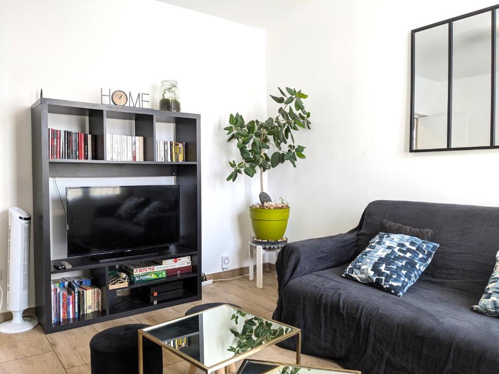 TV a/nebo společenská místnost v ubytování Grande maison rénovée à 7 min du métro