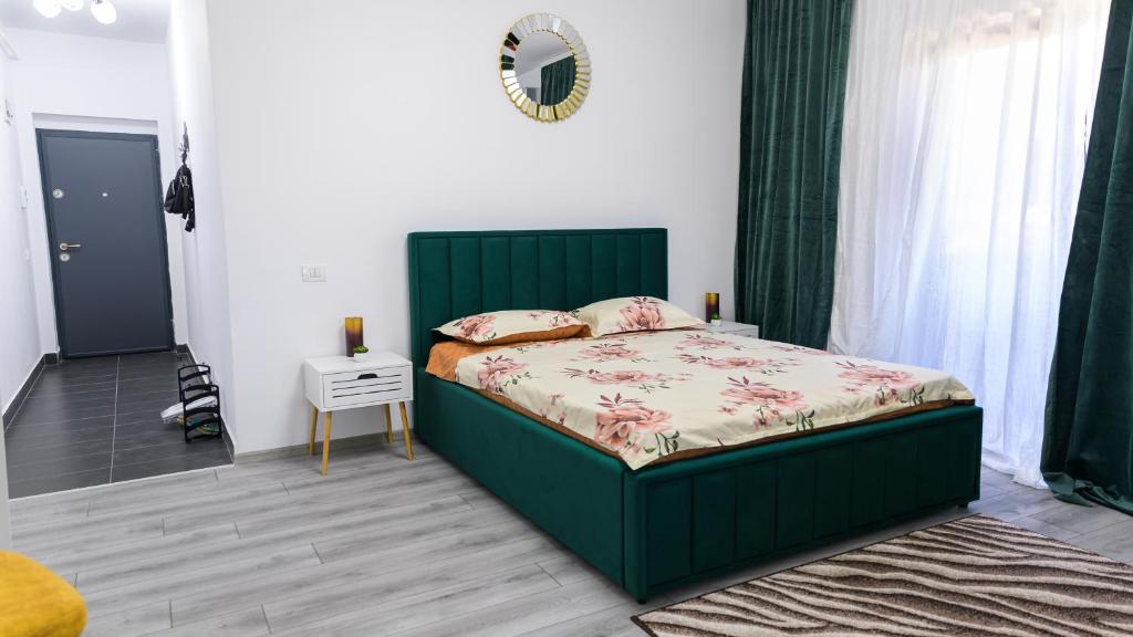 1 dormitorio con 1 cama verde en una habitación en Nina House, en Târgu Jiu