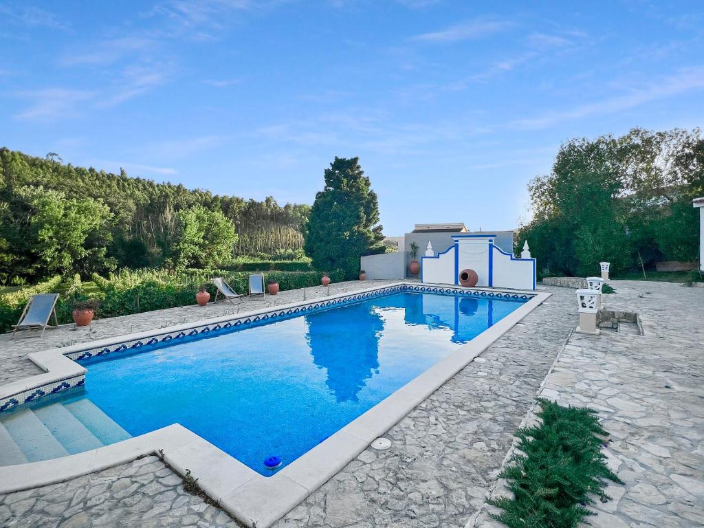 una grande piscina in un cortile di Quinta Mourada a São Bartolomeu