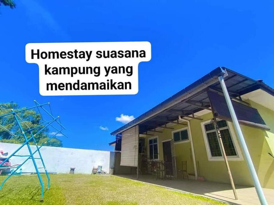 ein Haus mit einem Schild, das Homesteadasy sossein Kampung liest in der Unterkunft Hmsty D Hutan Kampung Alor Setar (Muslim) 