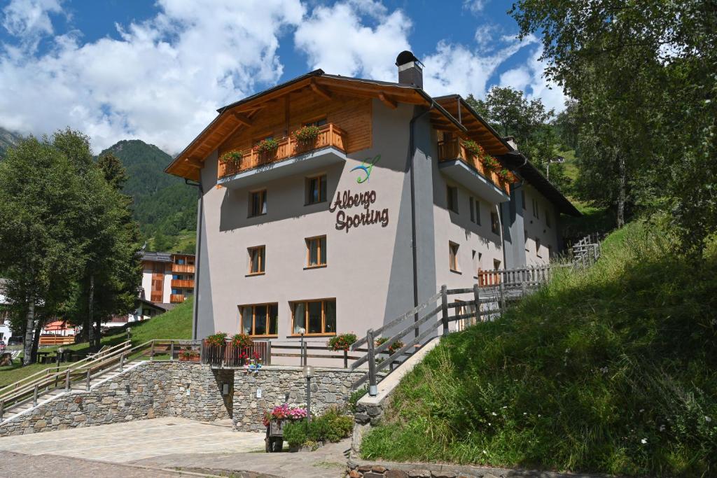 Nespecifikovaný výhled na hory nebo výhled na hory při pohledu z hotelu