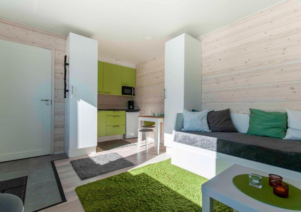 uma sala de estar com uma cama e uma cozinha em Yksiö Turun Hirvensalossa em Turku