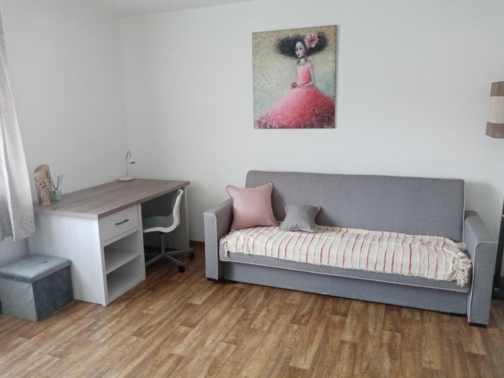 亞布倫科夫的住宿－Apartmány Jablunkov，一间卧室配有一张床、一张桌子和一张桌子