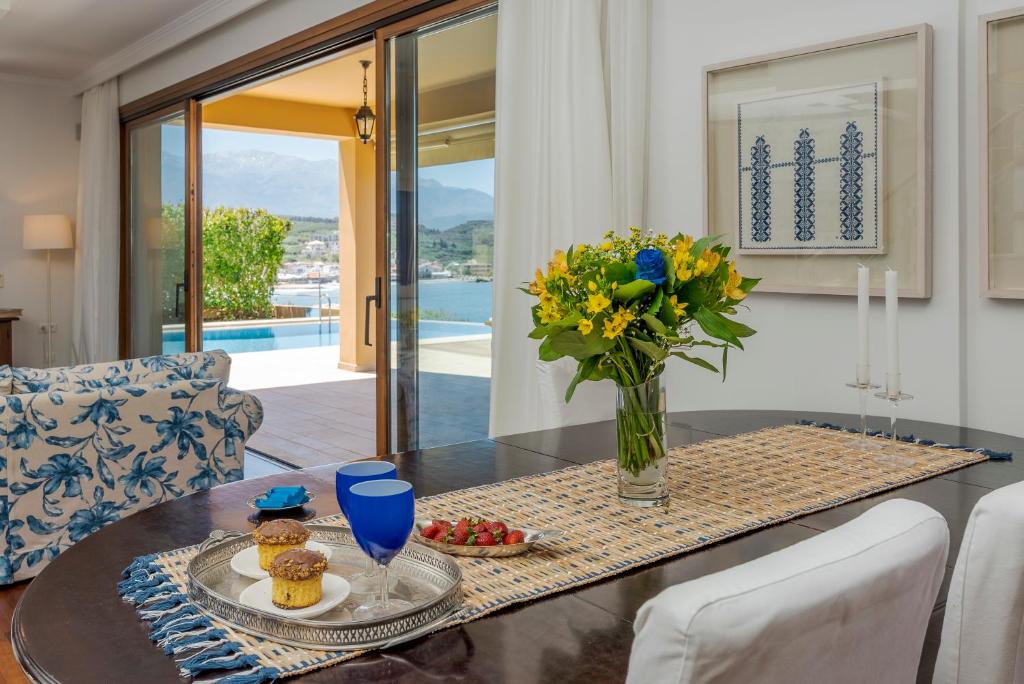 Bazén v ubytování SK Place Luxury Seafront Villas Chania nebo v jeho okolí