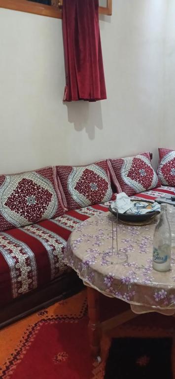 een bank met een tafel in een kamer bij شقة مفروشة للكراء اليومي بمراكش in Marrakesh