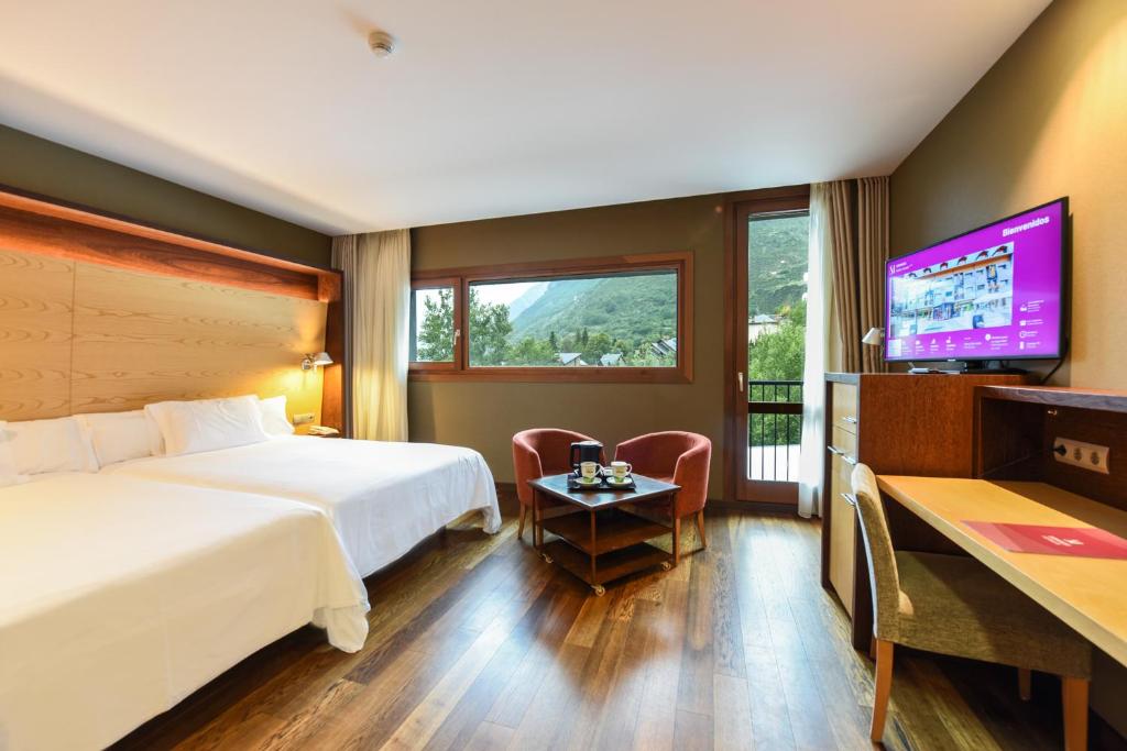 TV a/nebo společenská místnost v ubytování SOMMOS Hotel Aneto