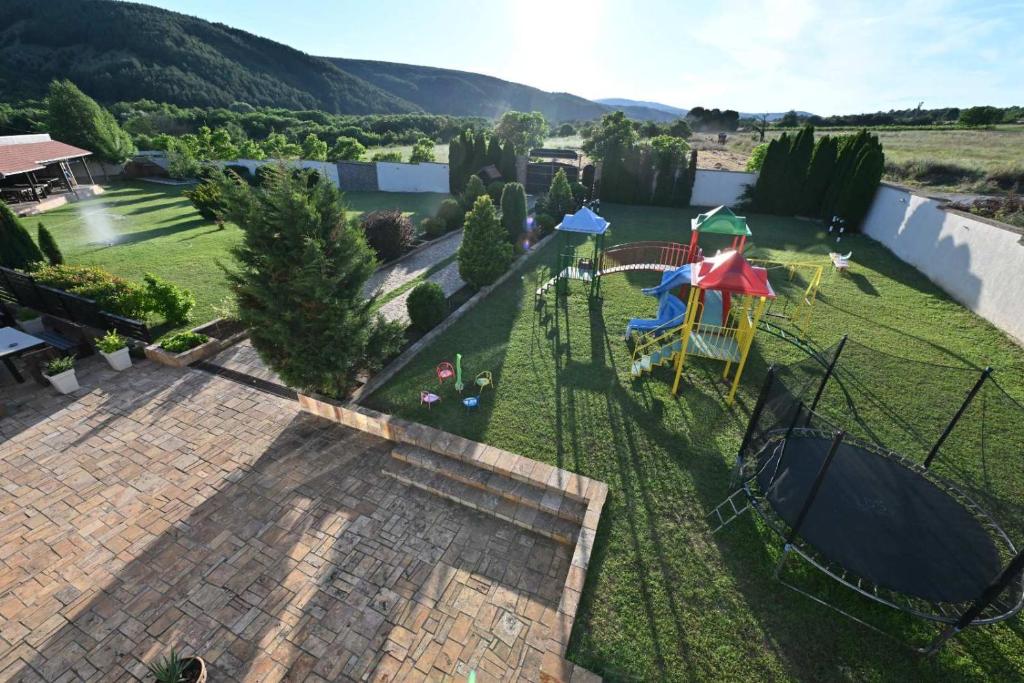 uma vista aérea de um quintal com um parque infantil em Grand Kokino 