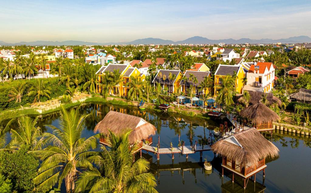 uma vista aérea de um resort sobre a água em ZEN RETREAT HOI AN em Hoi An