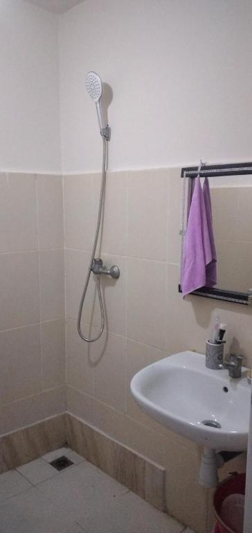 a bathroom with a shower and a sink at Bel appartement à 5min de la plage in Tangier
