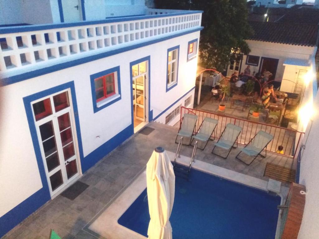 Cette chambre offre une vue sur une maison dotée d'une piscine. dans l'établissement Alentejo Cante & Vinho, à Ferreira do Alentejo