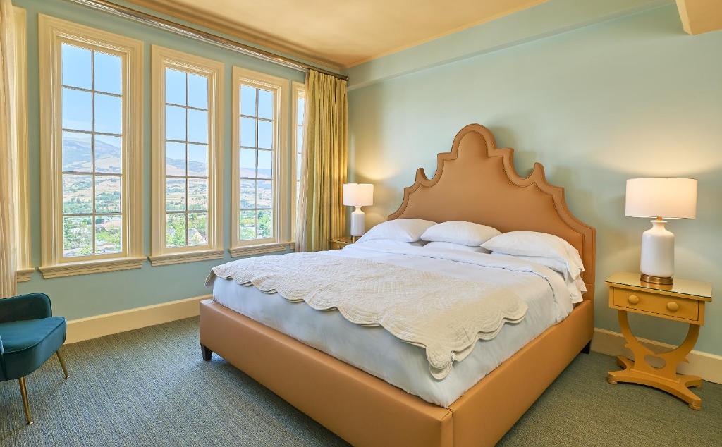 Postel nebo postele na pokoji v ubytování Ashland Springs Hotel