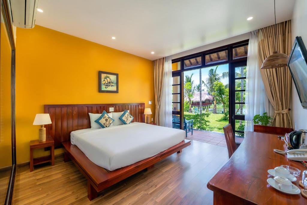 Uma cama ou camas num quarto em ZEN RETREAT HOI AN