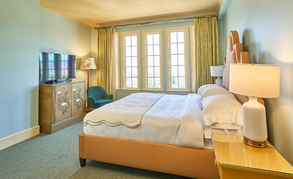 Postel nebo postele na pokoji v ubytování Ashland Springs Hotel