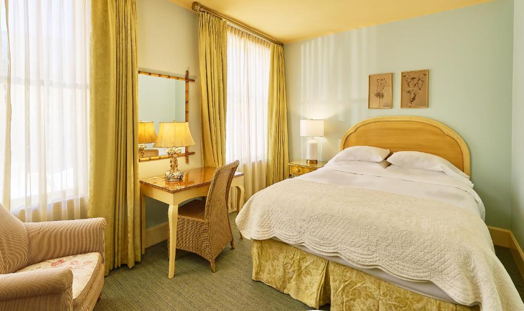 Postel nebo postele na pokoji v ubytování Ashland Springs Hotel