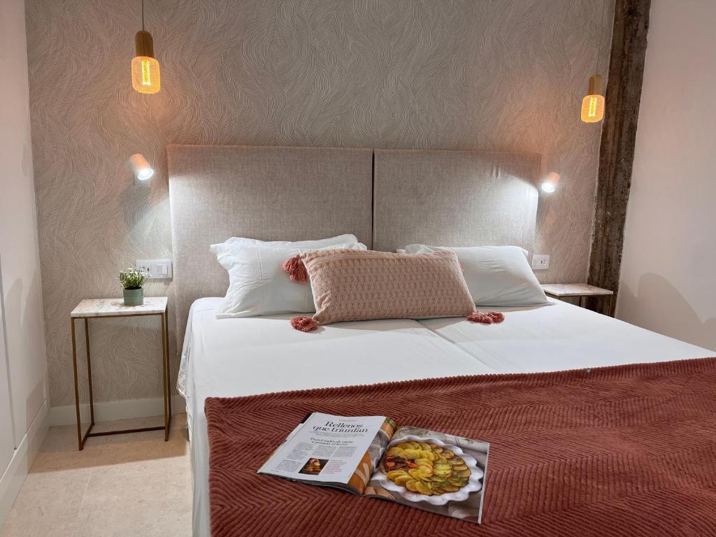 Postel nebo postele na pokoji v ubytování APARTAMENTOS PLAZA DEL CHARCO I