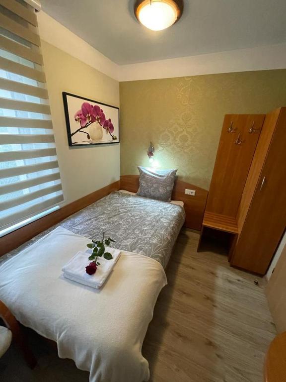 Postel nebo postele na pokoji v ubytování Villa Regina - Spokojna okolica - 100 metrów od lasu - blisko szpitala