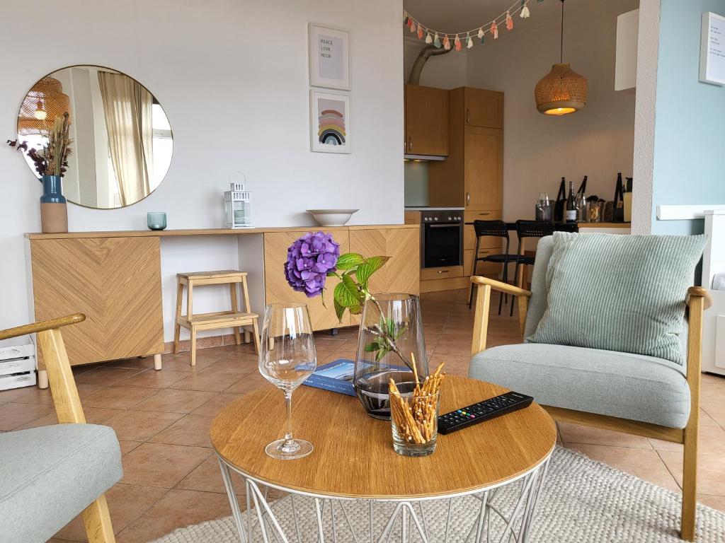 een woonkamer met een tafel en stoelen en een keuken bij Penthousewohnung 66 im Haus Villa Anna in Sankt Peter-Ording