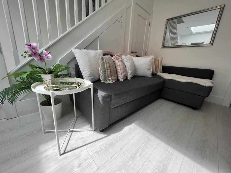 ein Wohnzimmer mit Sofa und Tisch in der Unterkunft The Trinity College Townhouse in Dublin