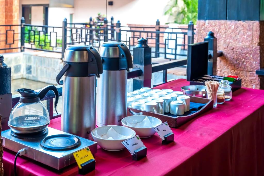 Příslušenství pro přípravu čaje a kávy v ubytování O Hotel Goa, Candolim Beach