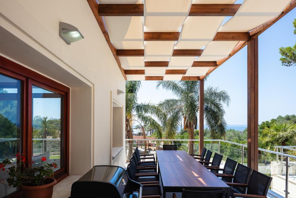 a conference room with a long table and chairs at Angels Villa in Kambánion